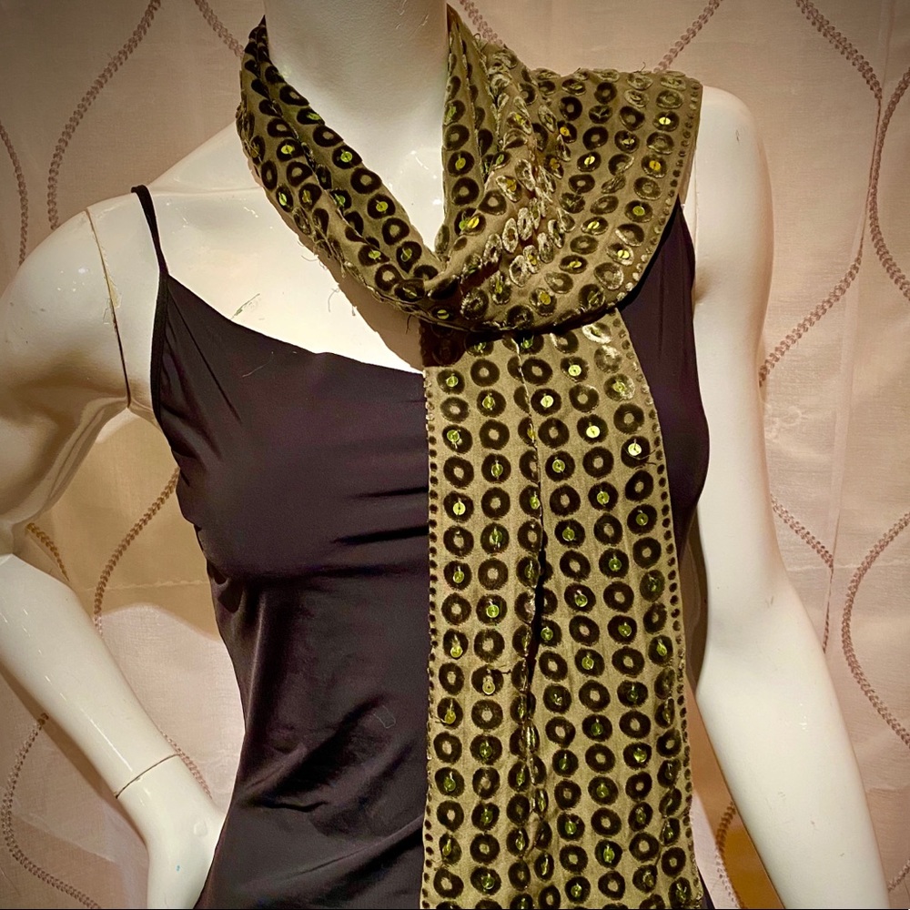 ☂️ Olive green scarf, velvet & sequins